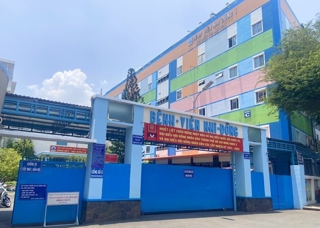 Nguoi la ngang nhien lay tien ngay truoc mat nhan vien BV Nhi dong 1 hinh anh