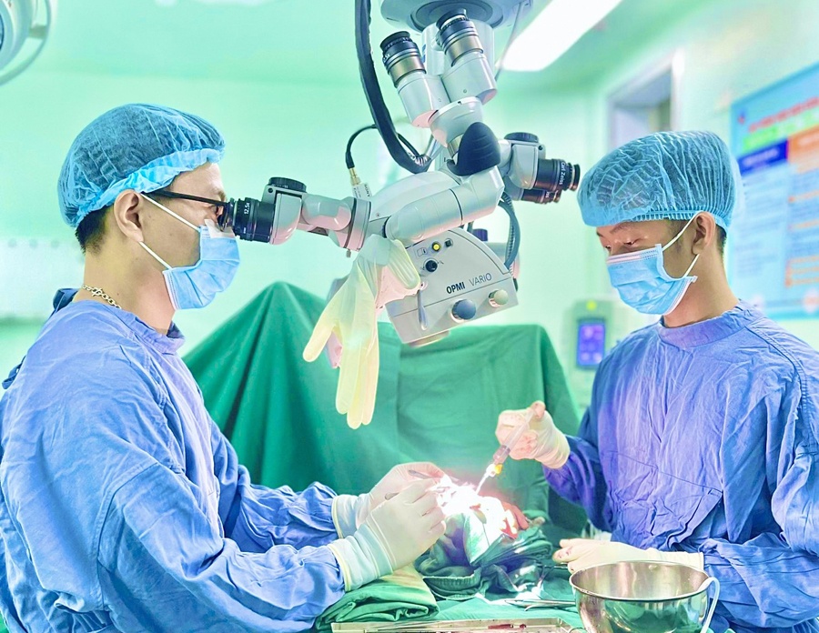 Nam thanh nien tu cat mach mau tay sau khi say hinh anh