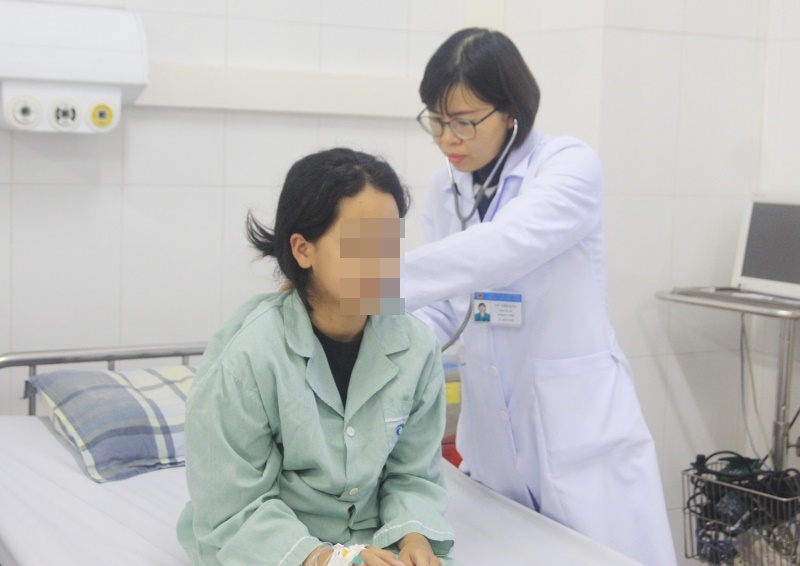 Be gai nguy kich sau 4 ngay sot duoc cuu song ky dieu hinh anh