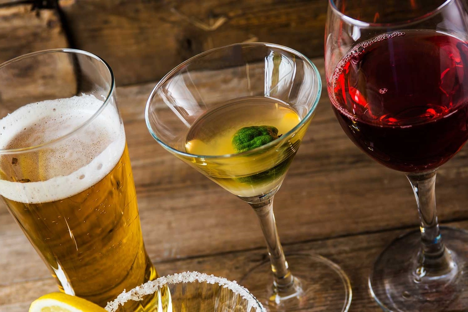 Dieu gi xay ra khi uong ruou va bia cung luc? hinh anh