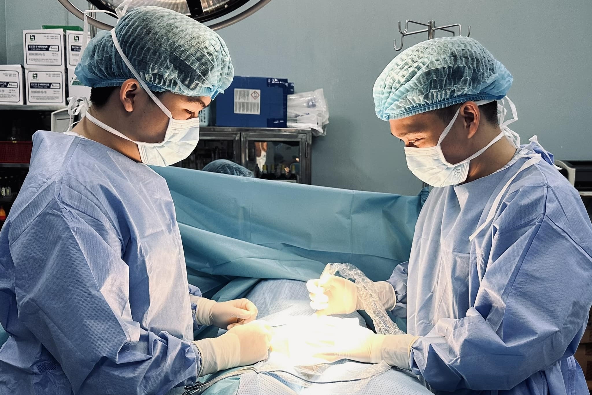 Nhap vien dau nam vi 'gay sung' hinh anh