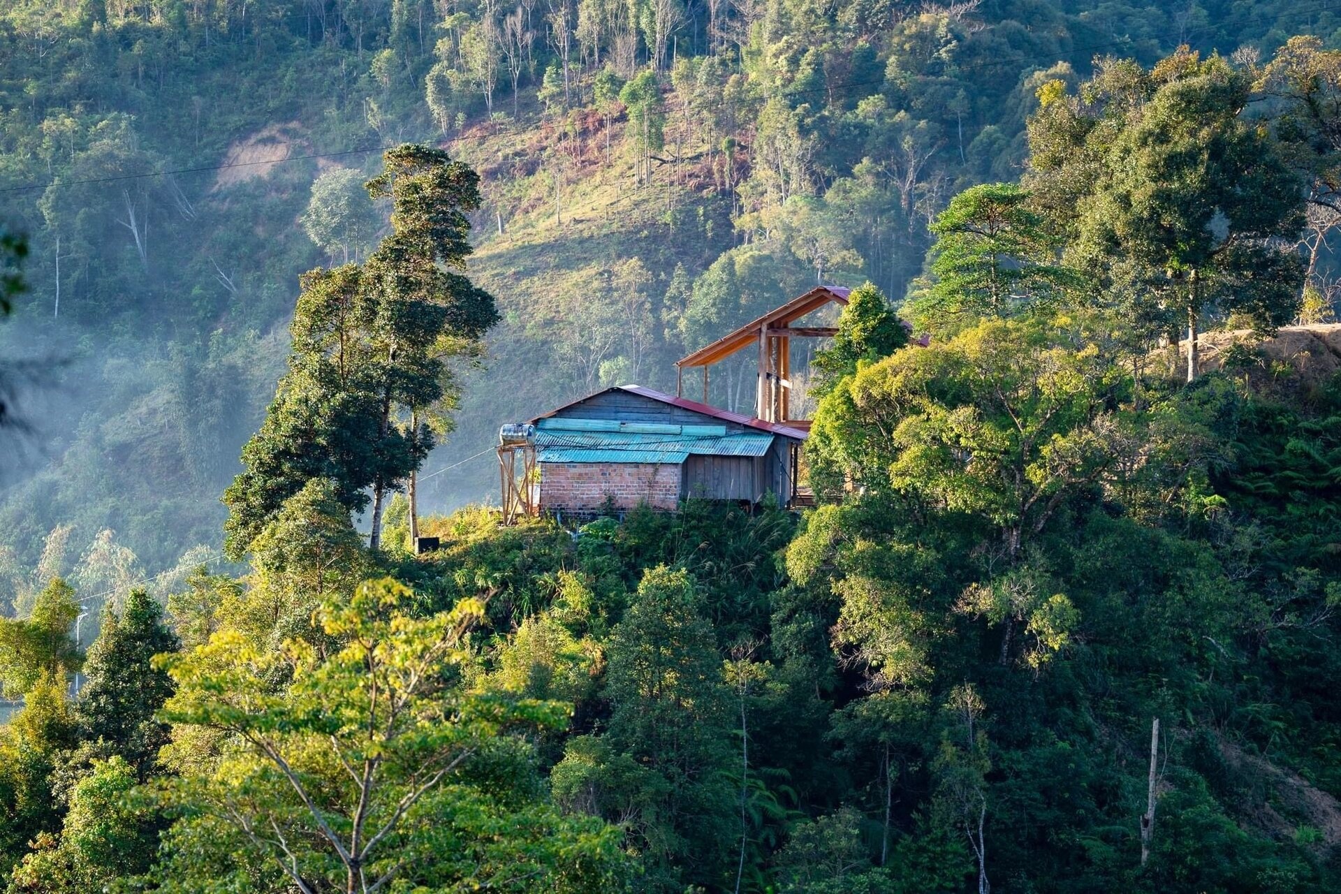 Can canh ngoi lang co duoc bao quanh boi 4 ngon nui o Kon Tum hinh anh