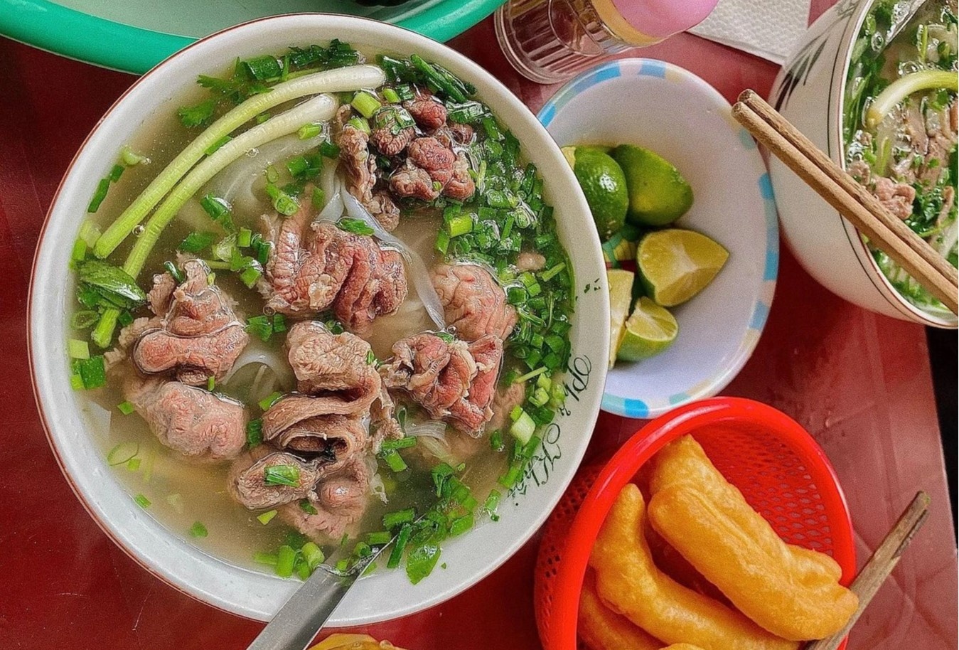 An pho, uong tra da cung luc co tot? hinh anh