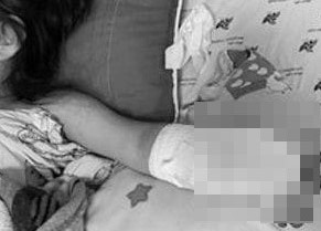 Be gai mat tay vi nha hang xom dot phao hinh anh