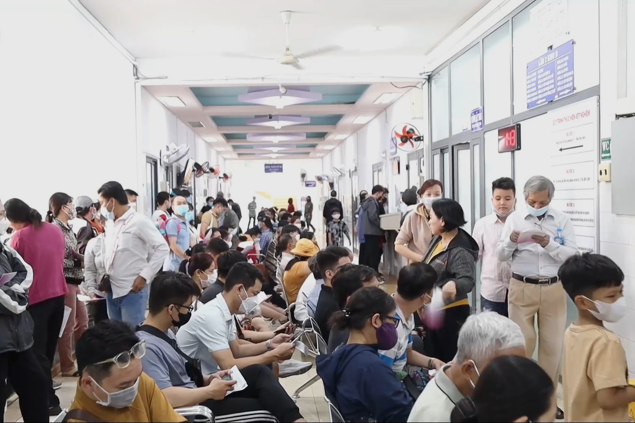 Nhieu nguoi di kham da, benh tinh duc dau nam hinh anh