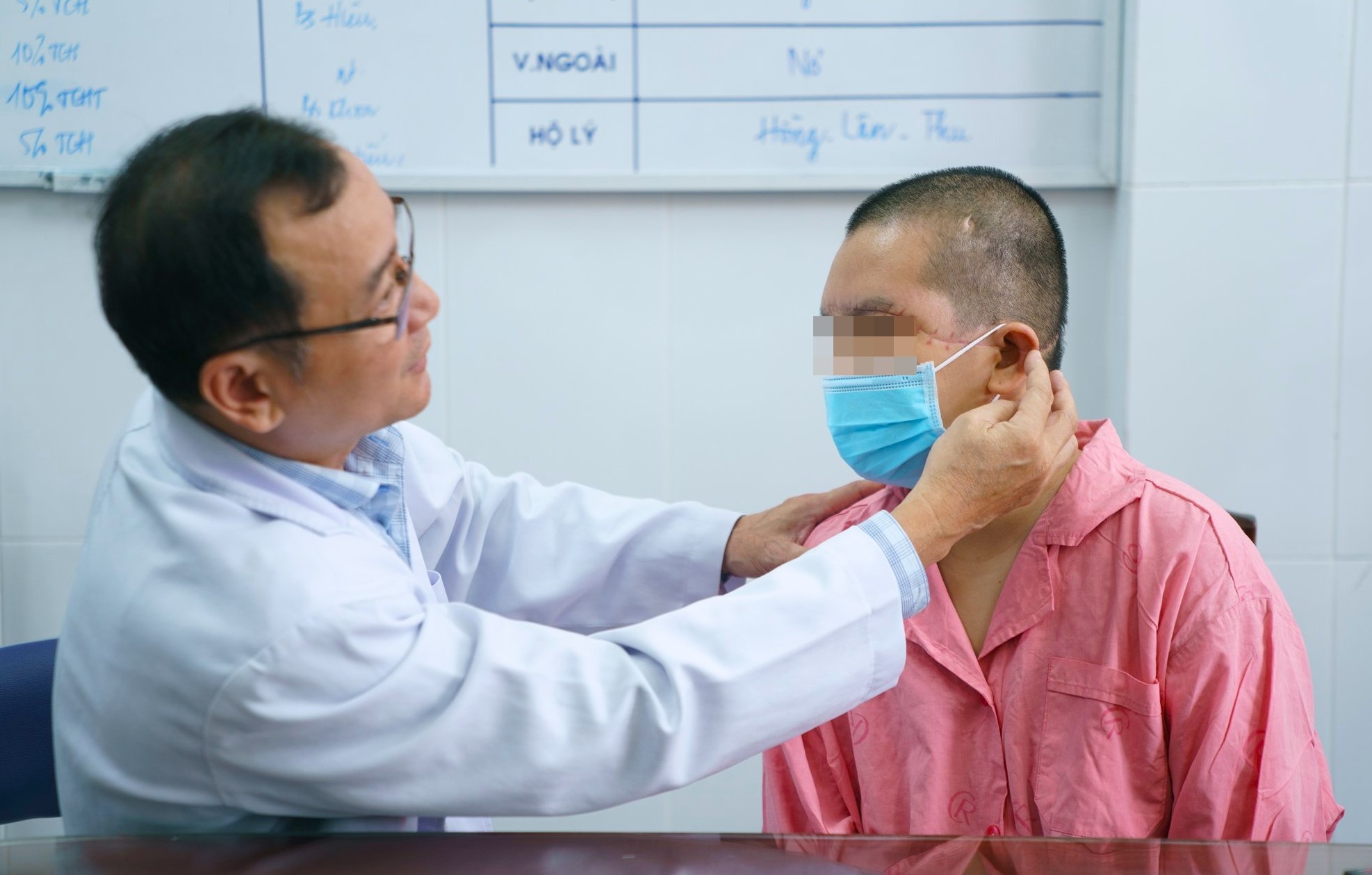 Co gai nhap vien voi phan da dau bi loc toan bo hinh anh