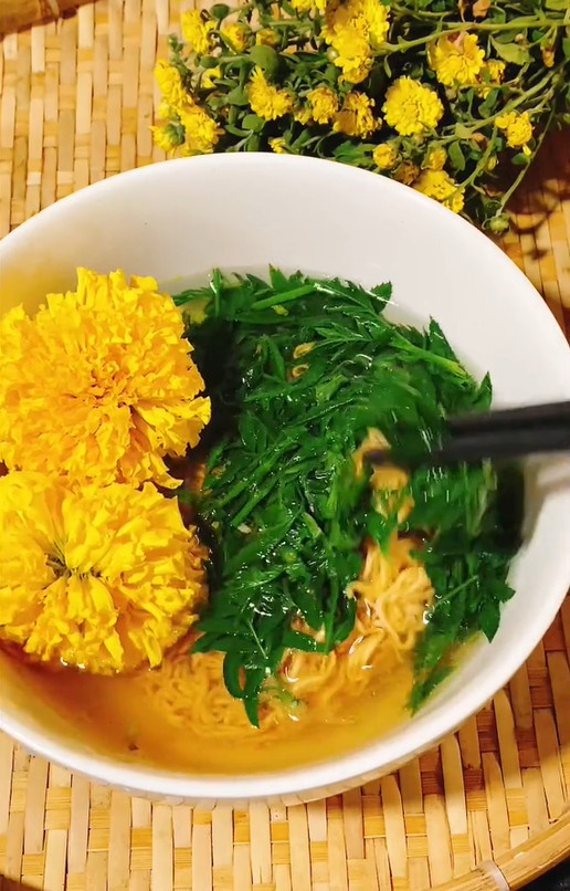 mỳ nấu cúc vạn thọ ảnh 3 my nau cuc van tho anh 3