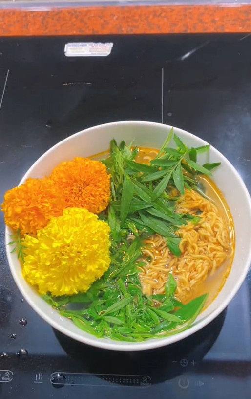 mỳ nấu cúc vạn thọ ảnh 2 my nau cuc van tho anh 2