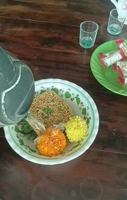 mỳ nấu cúc vạn thọ ảnh 1 my nau cuc van tho anh 1