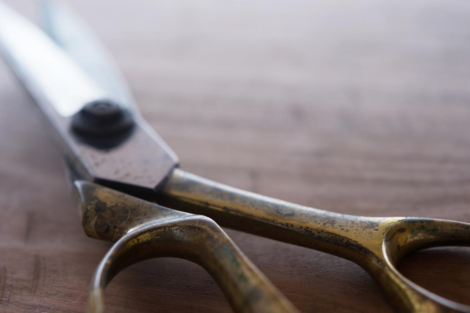 Cuu thieu nien bi dam bang keo, mau phun thanh tia hinh anh