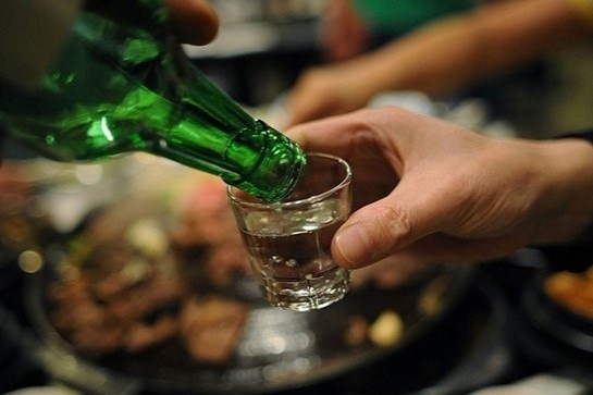 Mot nguoi tu vong, mot nguoi nguy kich vi uong ruou o dam tang hinh anh