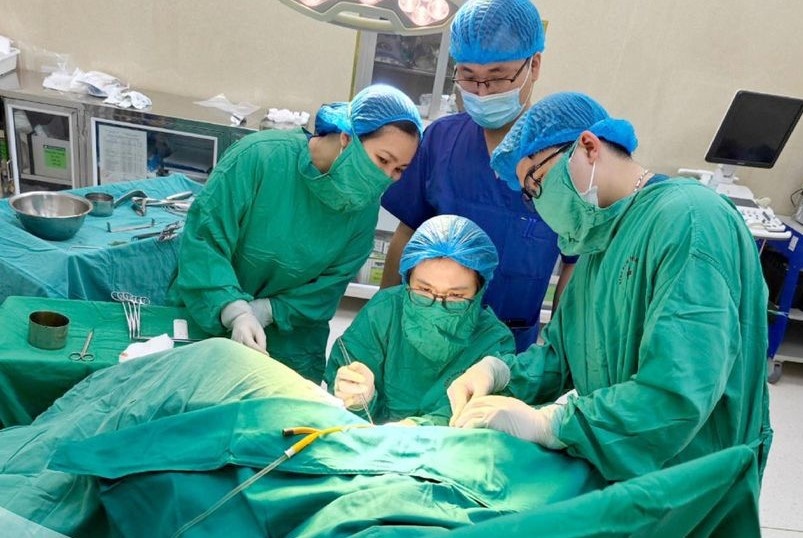 Be gai 11 tuoi co 2 tu cung hinh anh