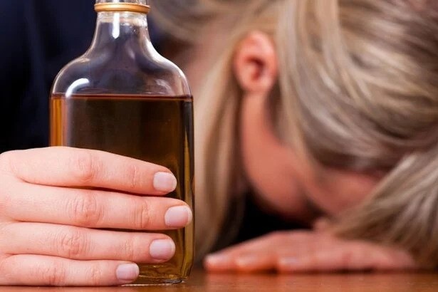 Nu giao vien mam non phai nhap vien tam than vi nghien ruou hinh anh