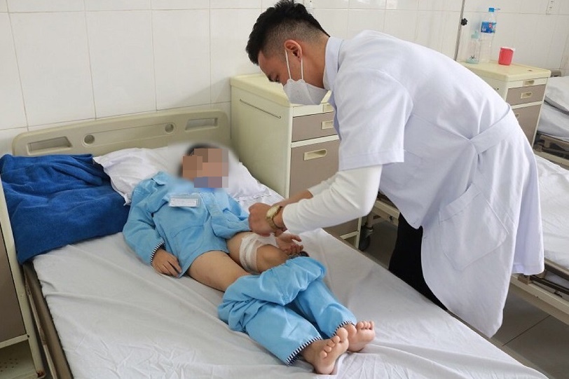 Be trai bi cho nha xich can nat dui hinh anh