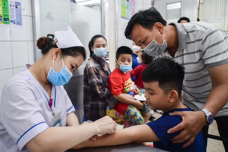 Hang nghin nguoi o TP.HCM di tiem vaccine dai hinh anh
