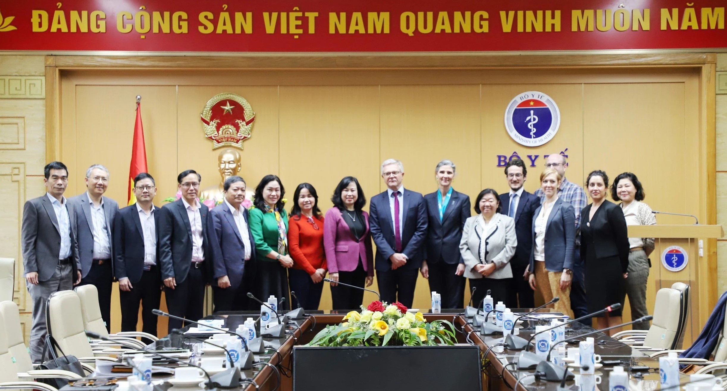 Bo truong Y te Dao Hong Lan lam viec voi Quy Toan cau hinh anh