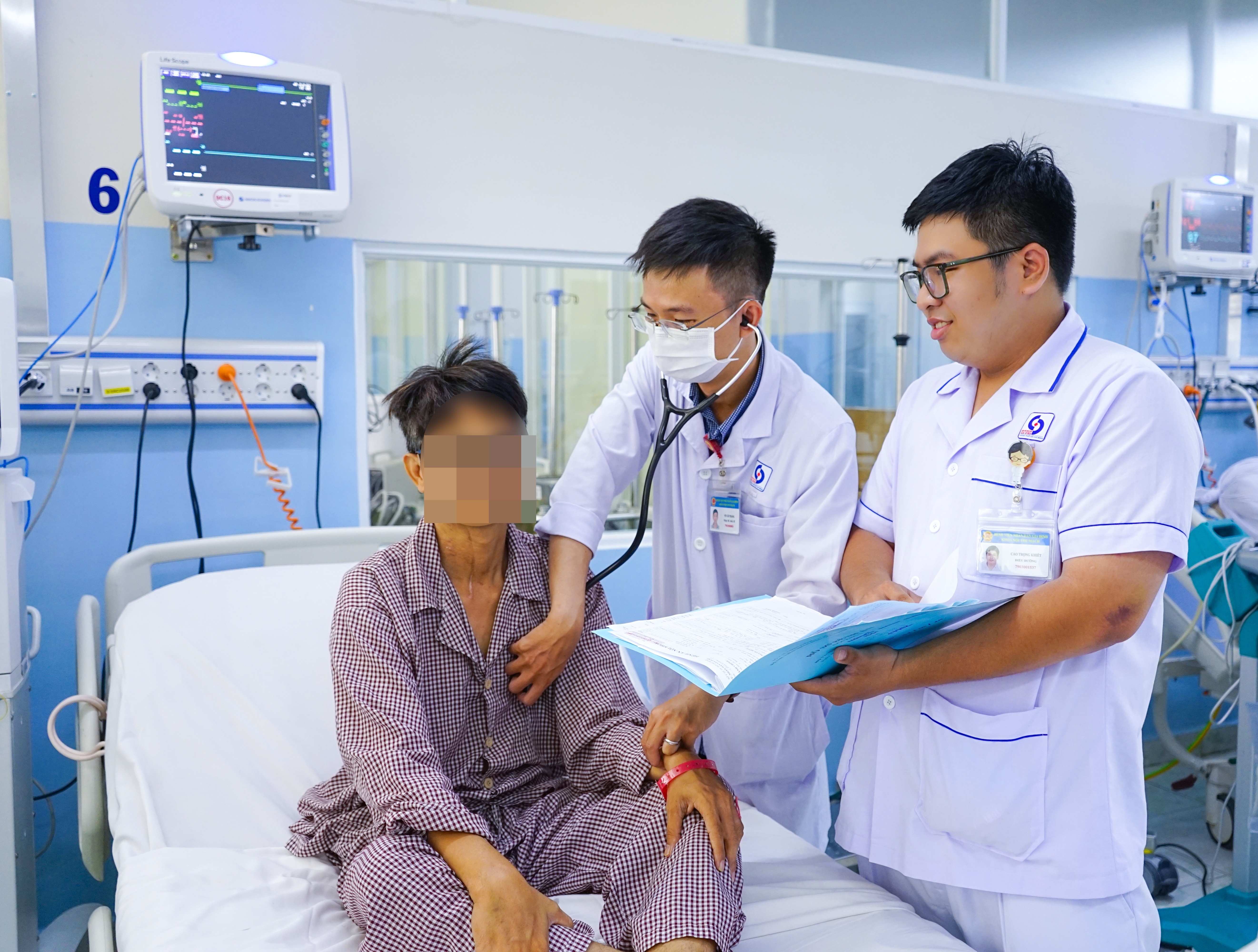 Cuu nguoi dan ong dot tu khi dang choi da bong hinh anh