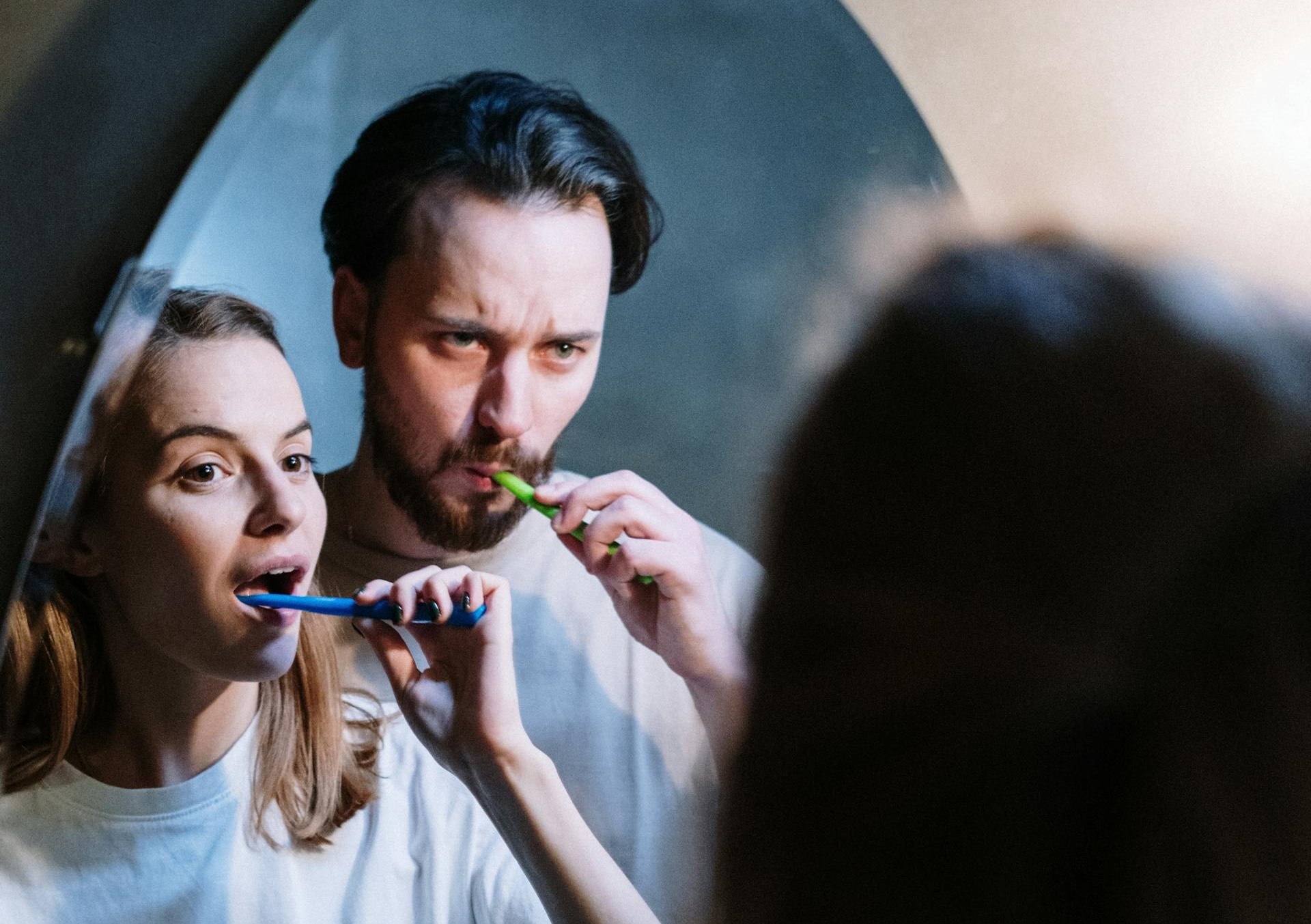 Vi sao danh rang hang ngay van bi sau rang? hinh anh