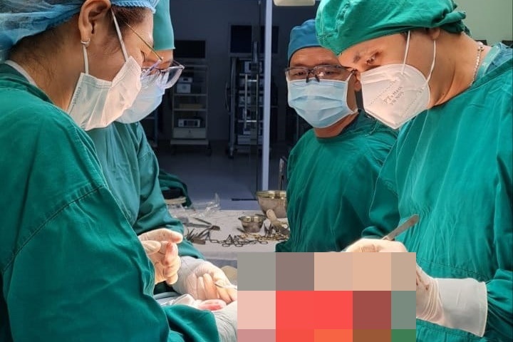 Nam sinh o TP.HCM bi ban dam lo ruot ra ngoai hinh anh