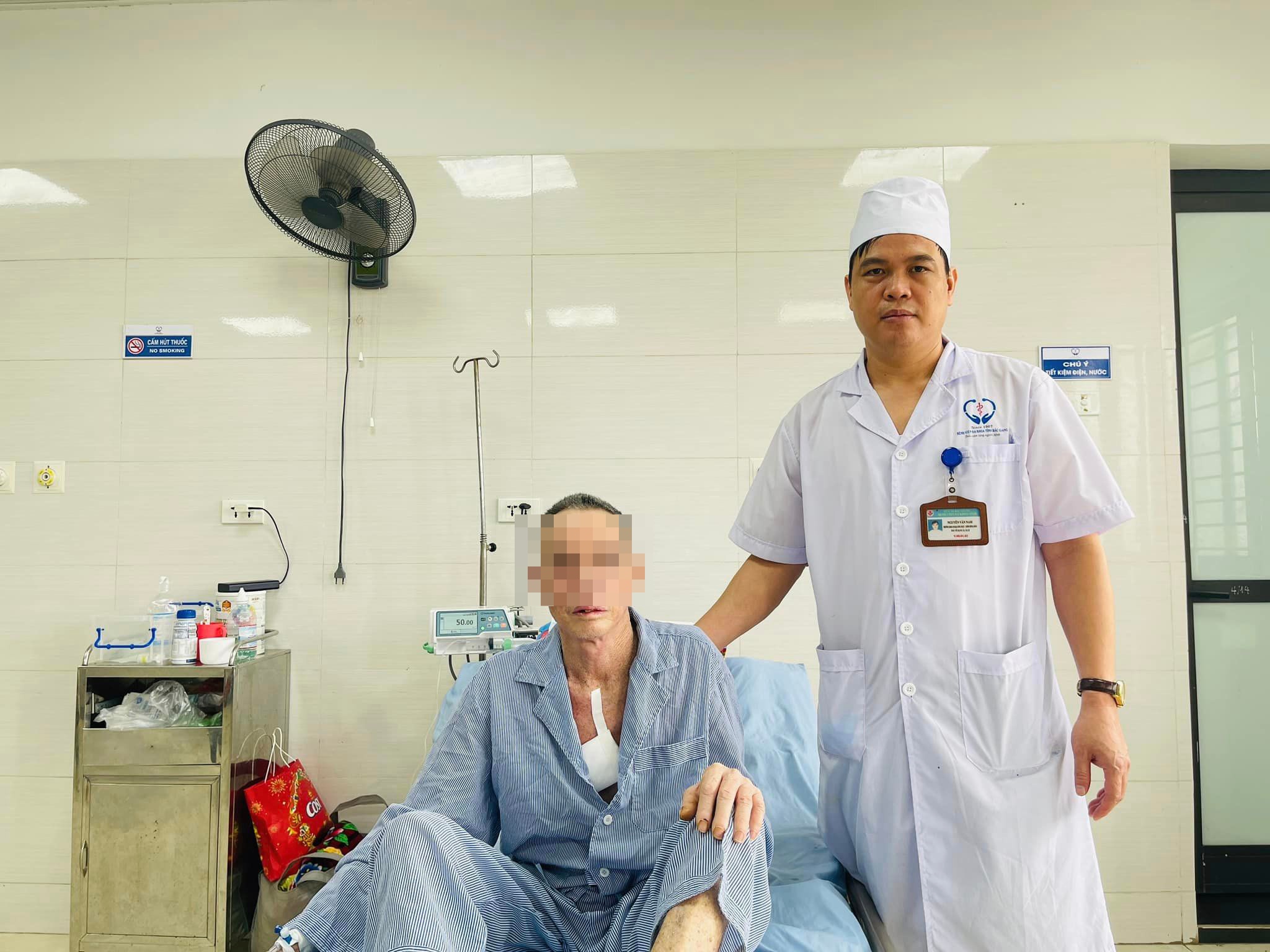 luoi cay cam vao nguc anh 1