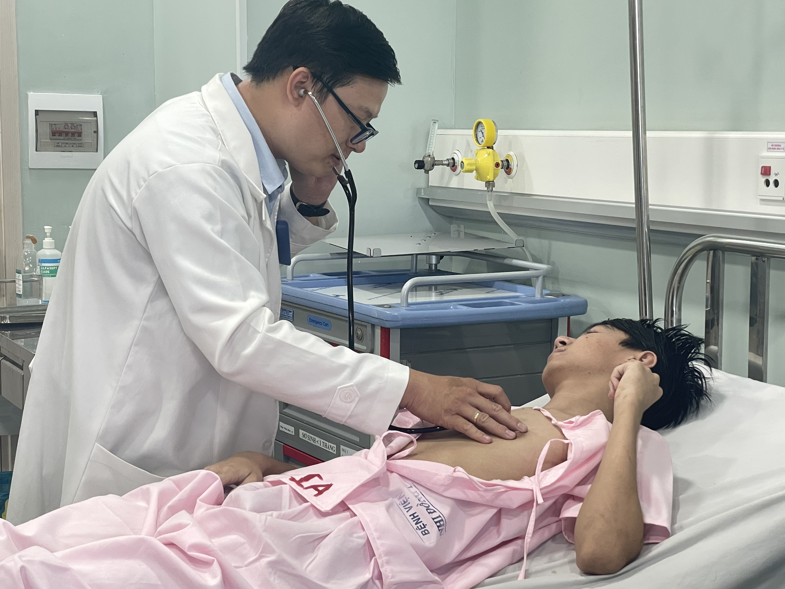 Thieu nien 15 tuoi bi chan thuong than sau chuyen di choi hinh anh