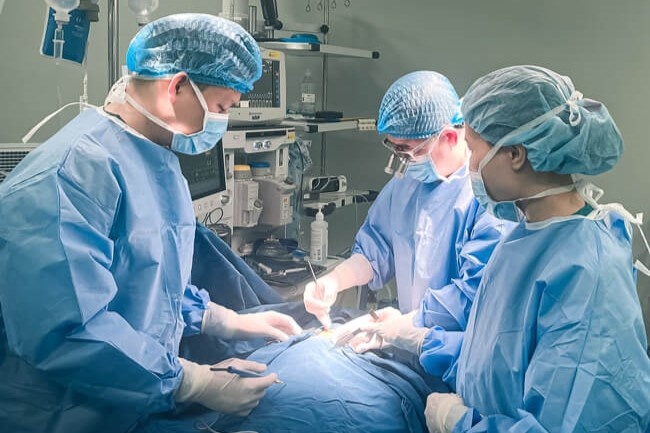 Be trai bi nga vao tu kinh o lop hoc hinh anh