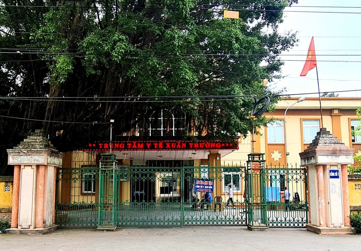 Chat vat dua benh nhan cap cuu vi khong tim thay bao ve de mo cong hinh anh