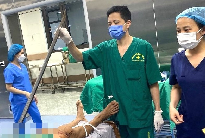 Cuu nguoi dan ong bi xa beng dam xuyen thanh bung hinh anh