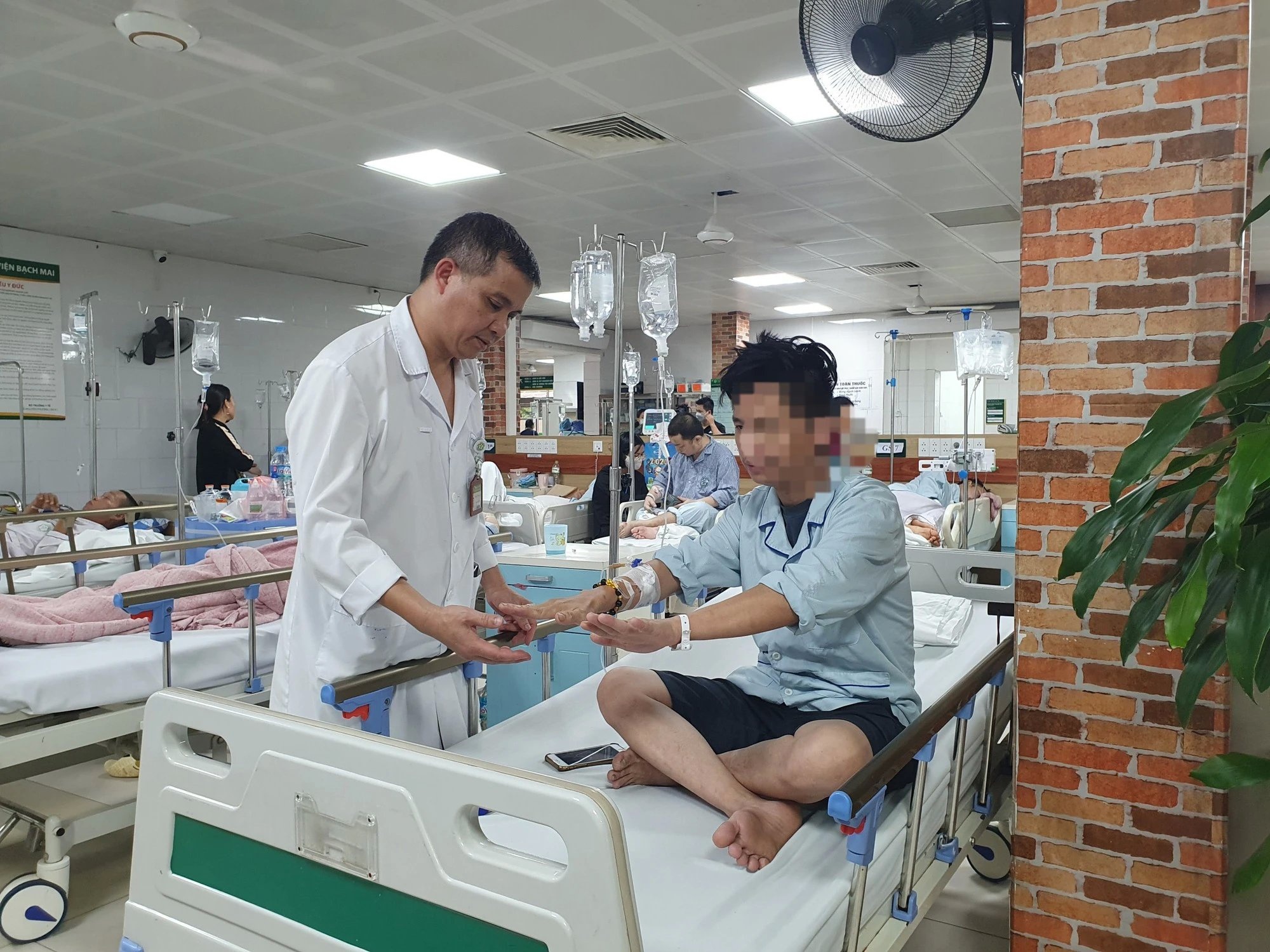 Hon 1.200 ca nhap vien do su dung thuoc la dien tu hinh anh