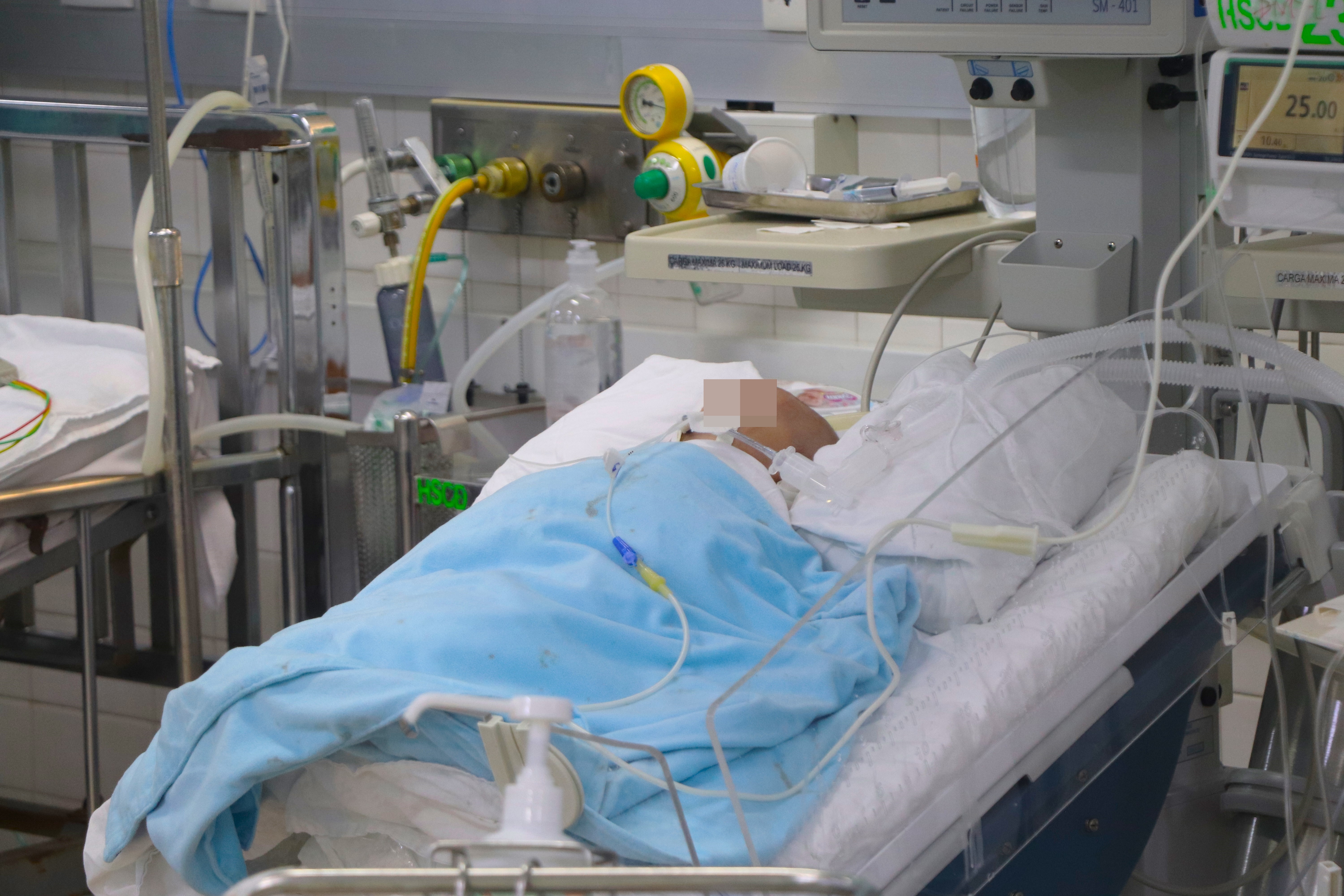 nu dieu duong ICU anh 2