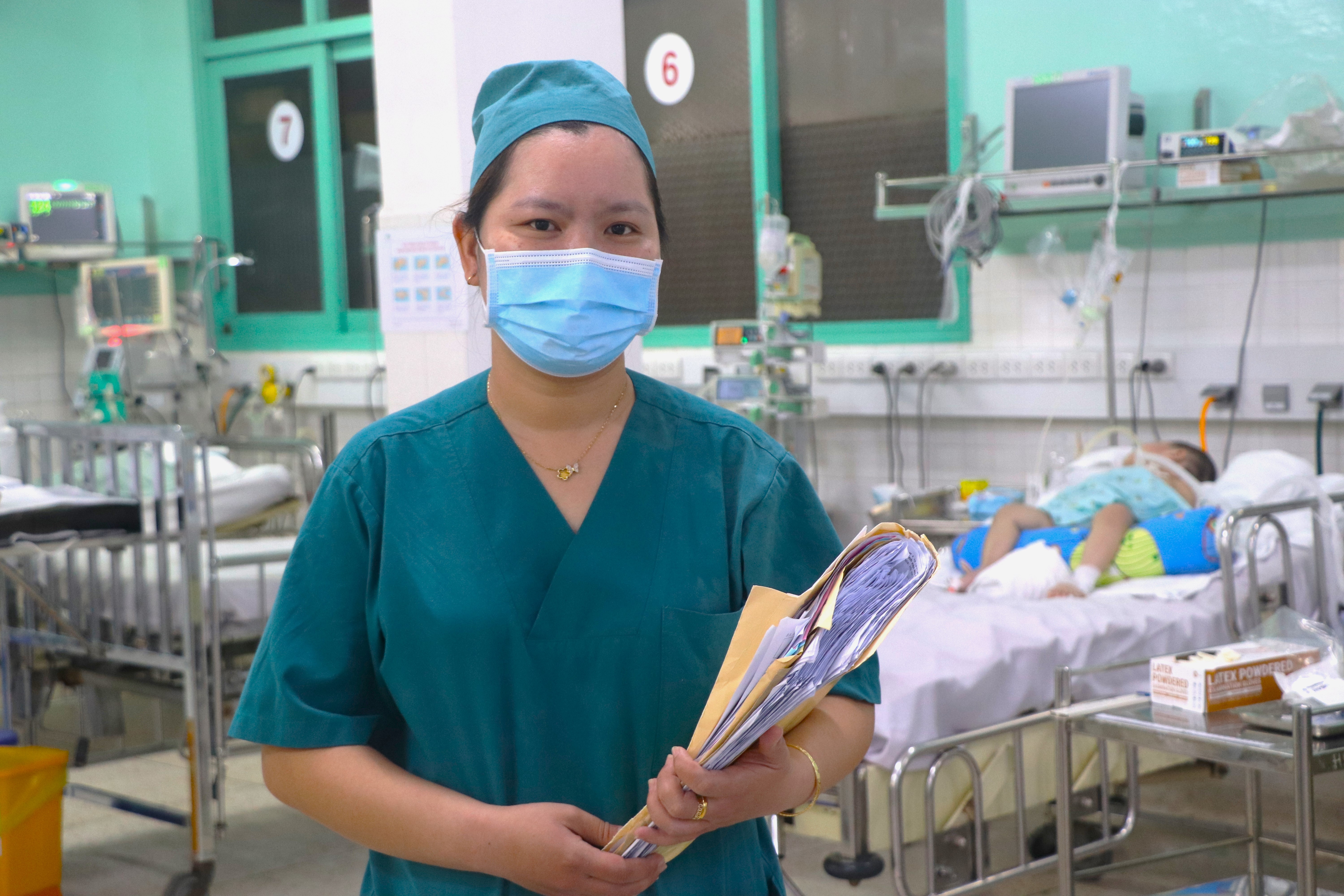 nu dieu duong ICU anh 1