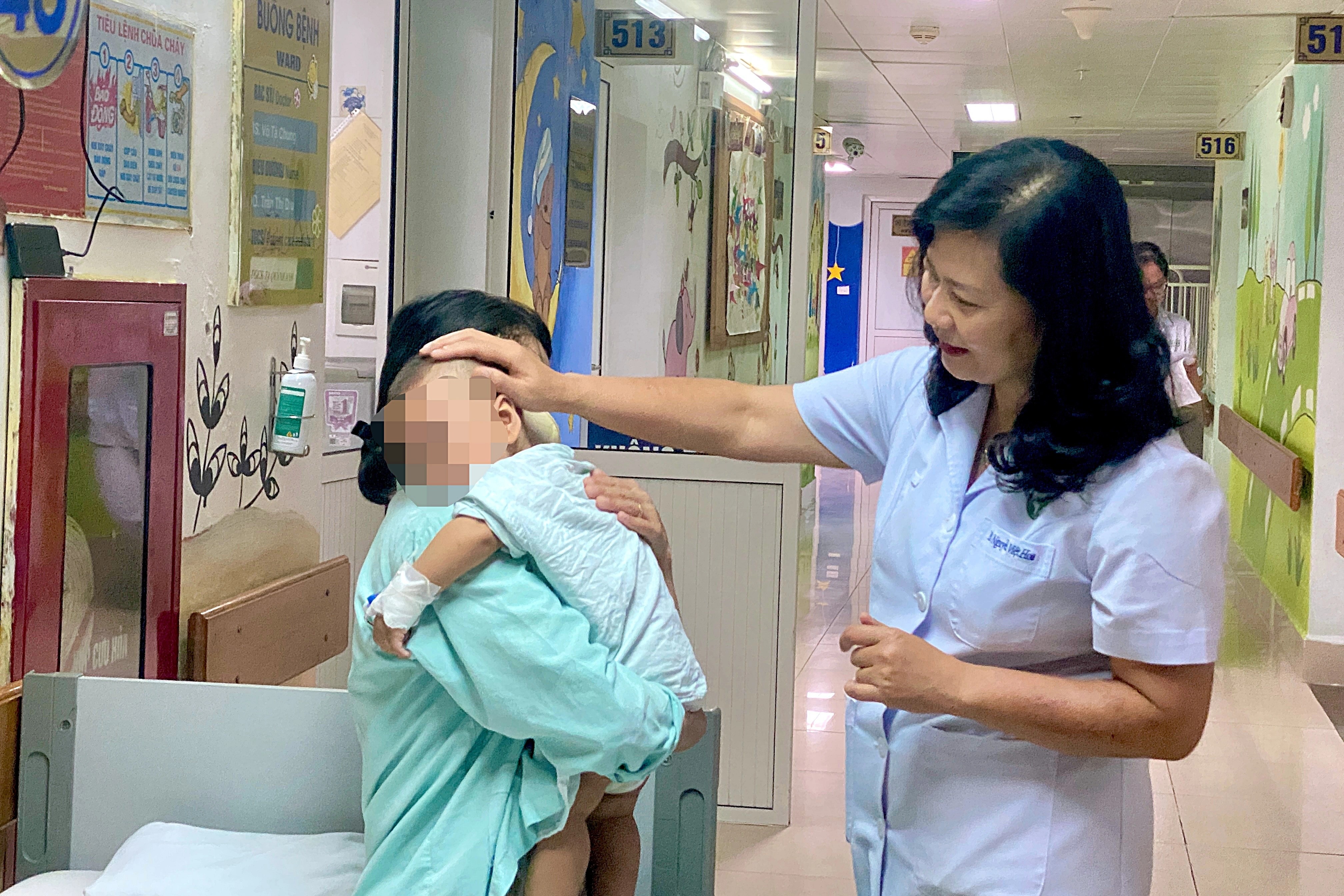 Di tat hau mon 'di lac' khien dai trang cau be gian to nhu sam oto hinh anh