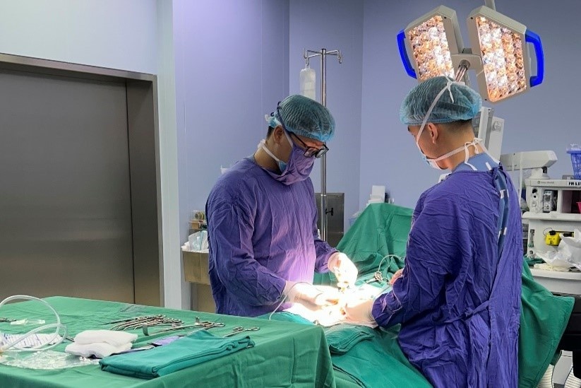 Nguoi dan ong bi lao o bo phan hiem gap hinh anh