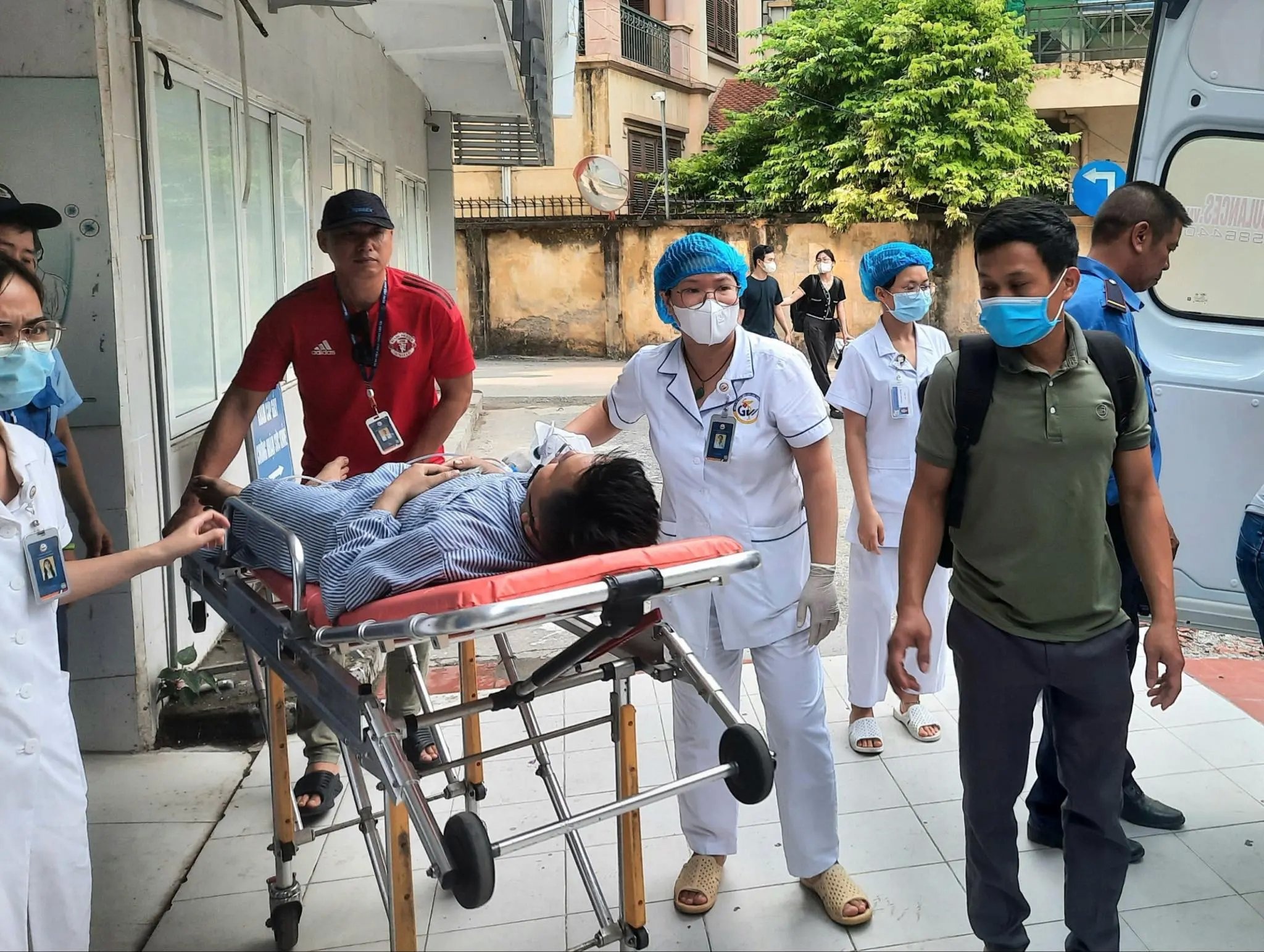 Chuyen 3 nan nhan cua vu chay nha tro o Ha Noi len BV Bach Mai hinh anh