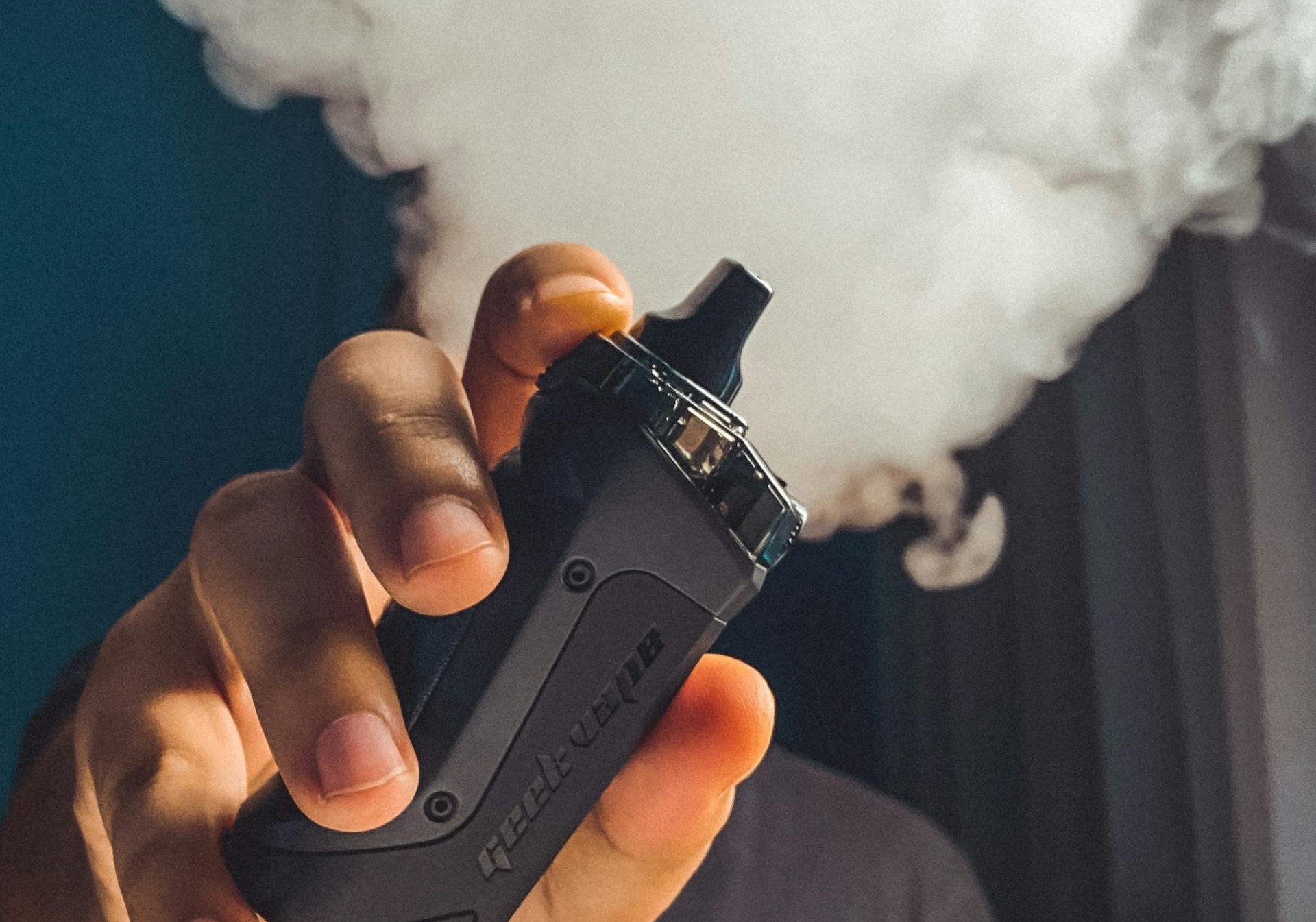 WHO khuyen khich Viet Nam cam thuoc la dien tu, thuoc la nung nong hinh anh