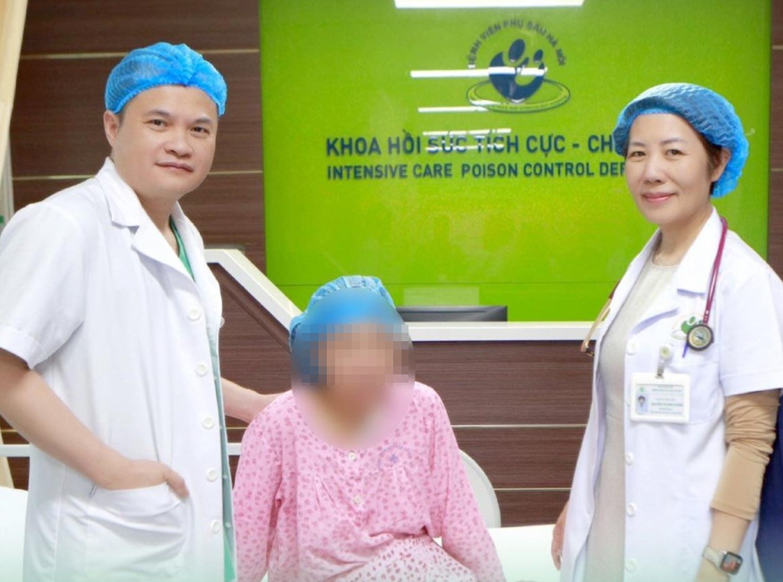 Vua sinh con, san phu lap tuc duoc chuyen di cap cuu hinh anh