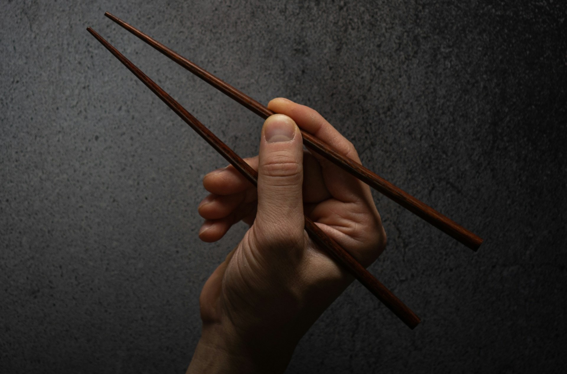 Thanh nien 29 tuoi nhap vien vi tro dua trong luc say hinh anh