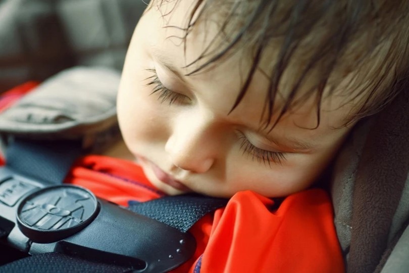 Chuyen gi xay ra khi tre bi bo quen tren oto hinh anh