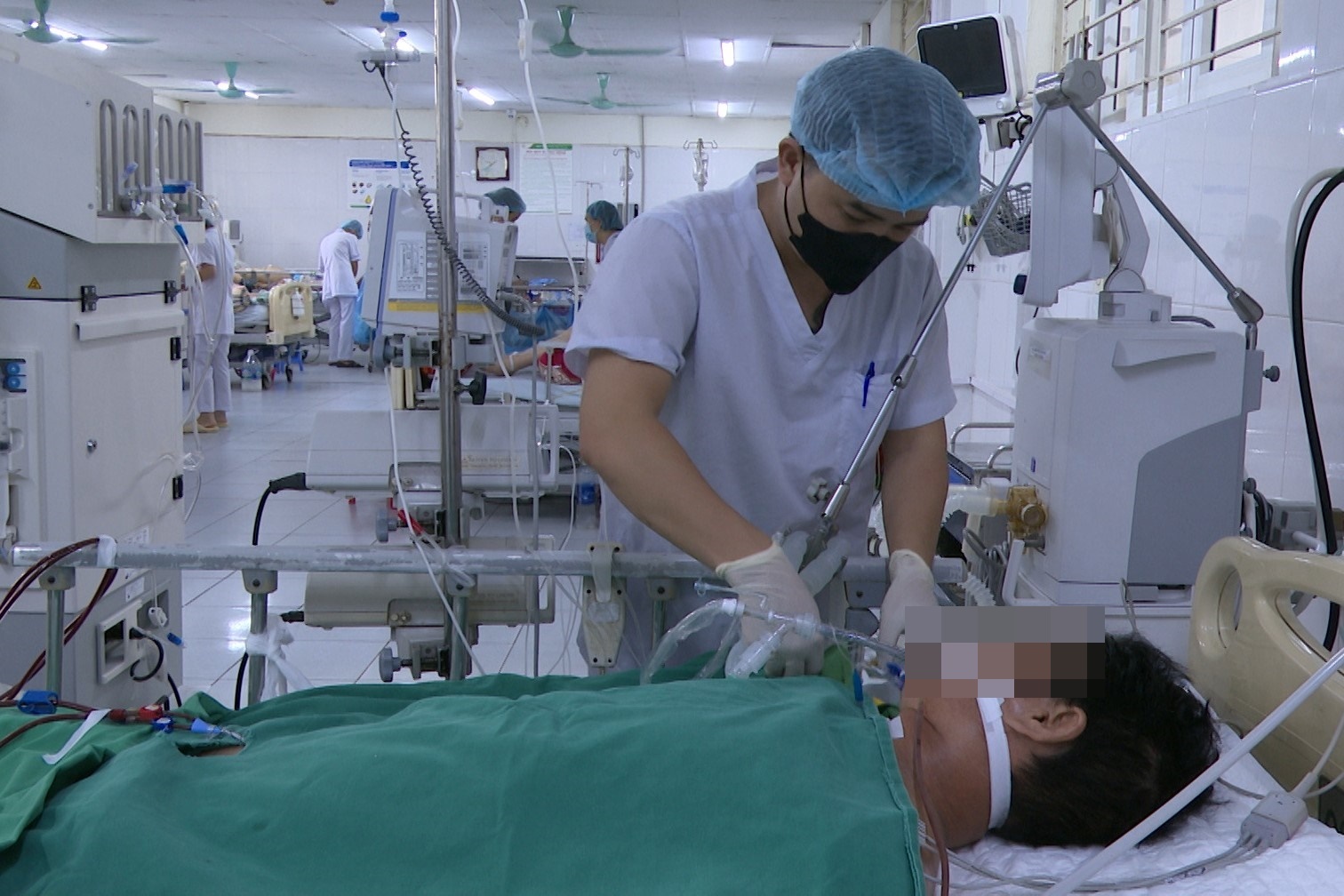 Nguoi dan ong nhap vien sau khi an thit lon hinh anh