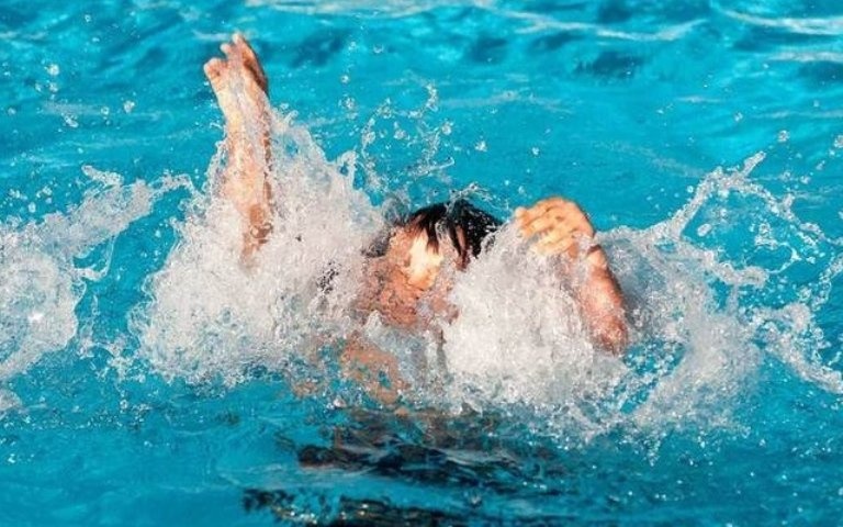 Be gai 7 tuoi duoi nuoc trong be boi can ho nghi duong hinh anh