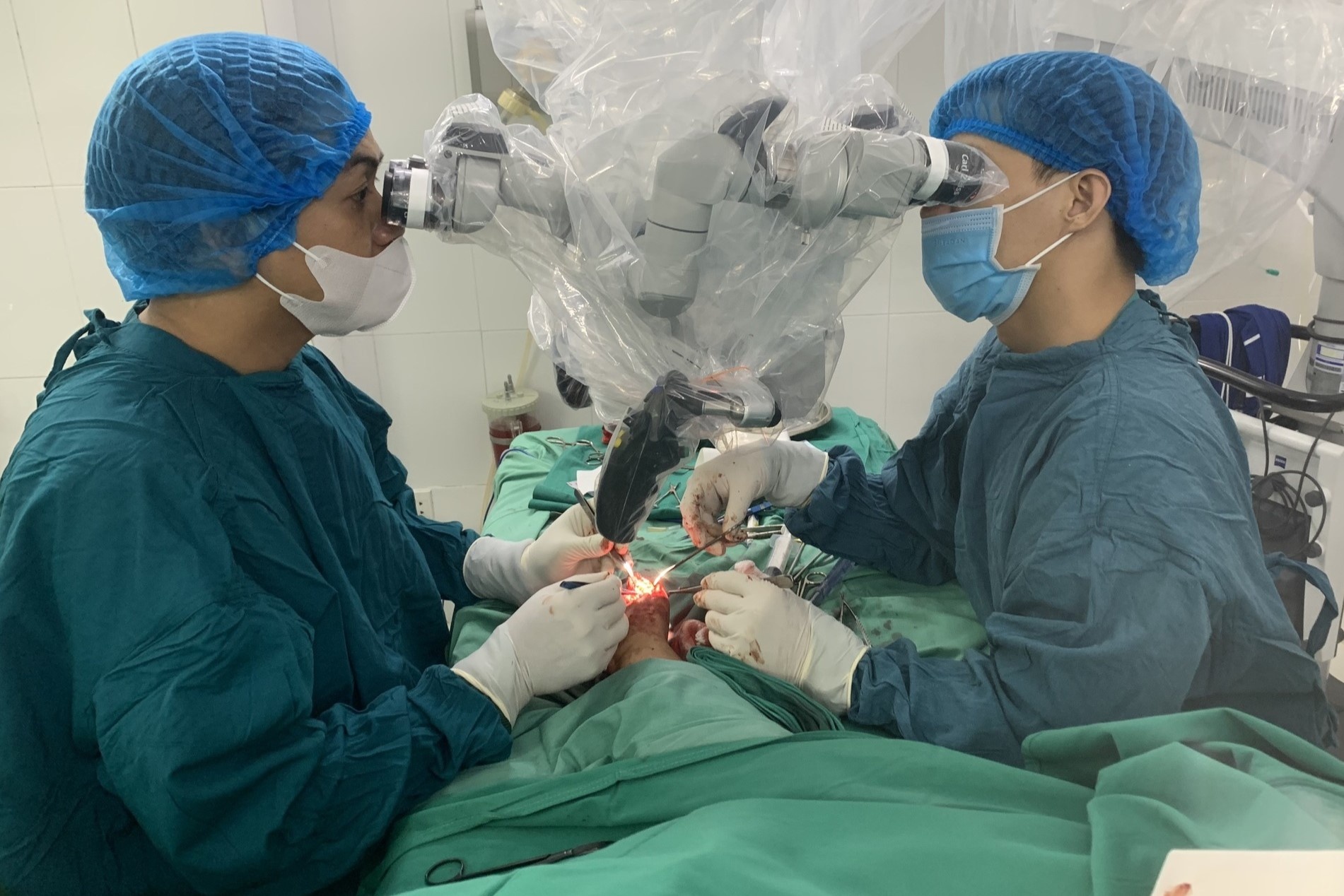 Chang trai nhap vien voi ban tay ket trong may xay thit hinh anh