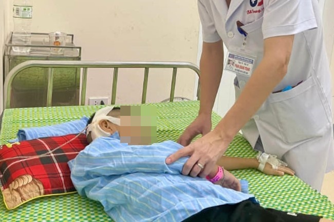 Be 9 tuoi nguy kich sau 10 ngay sot hinh anh