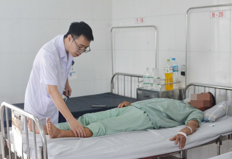 Suy than cap vi lam viec duoi troi nang nong hinh anh