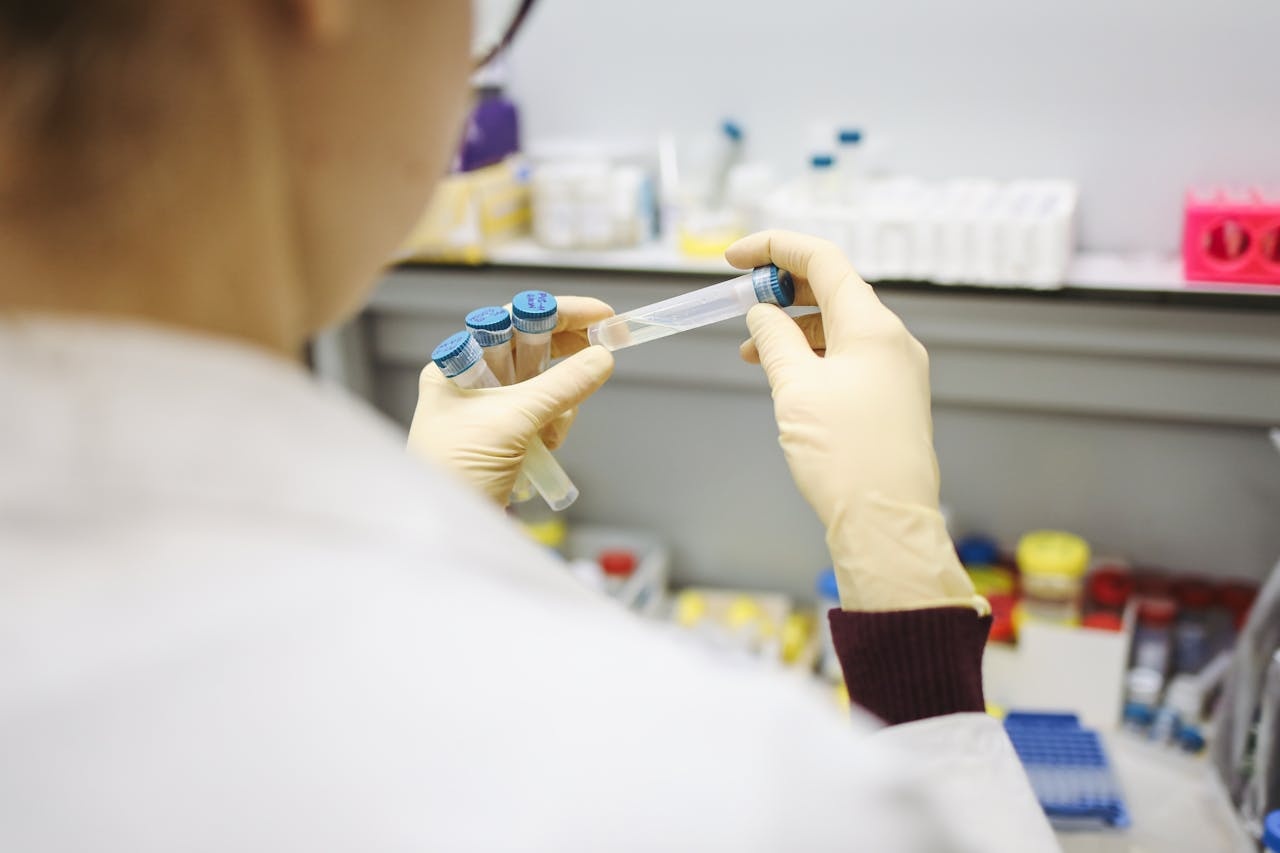 Nhung benh truyen nhiem nao bat buoc tiem vaccine, sinh pham y te hinh anh