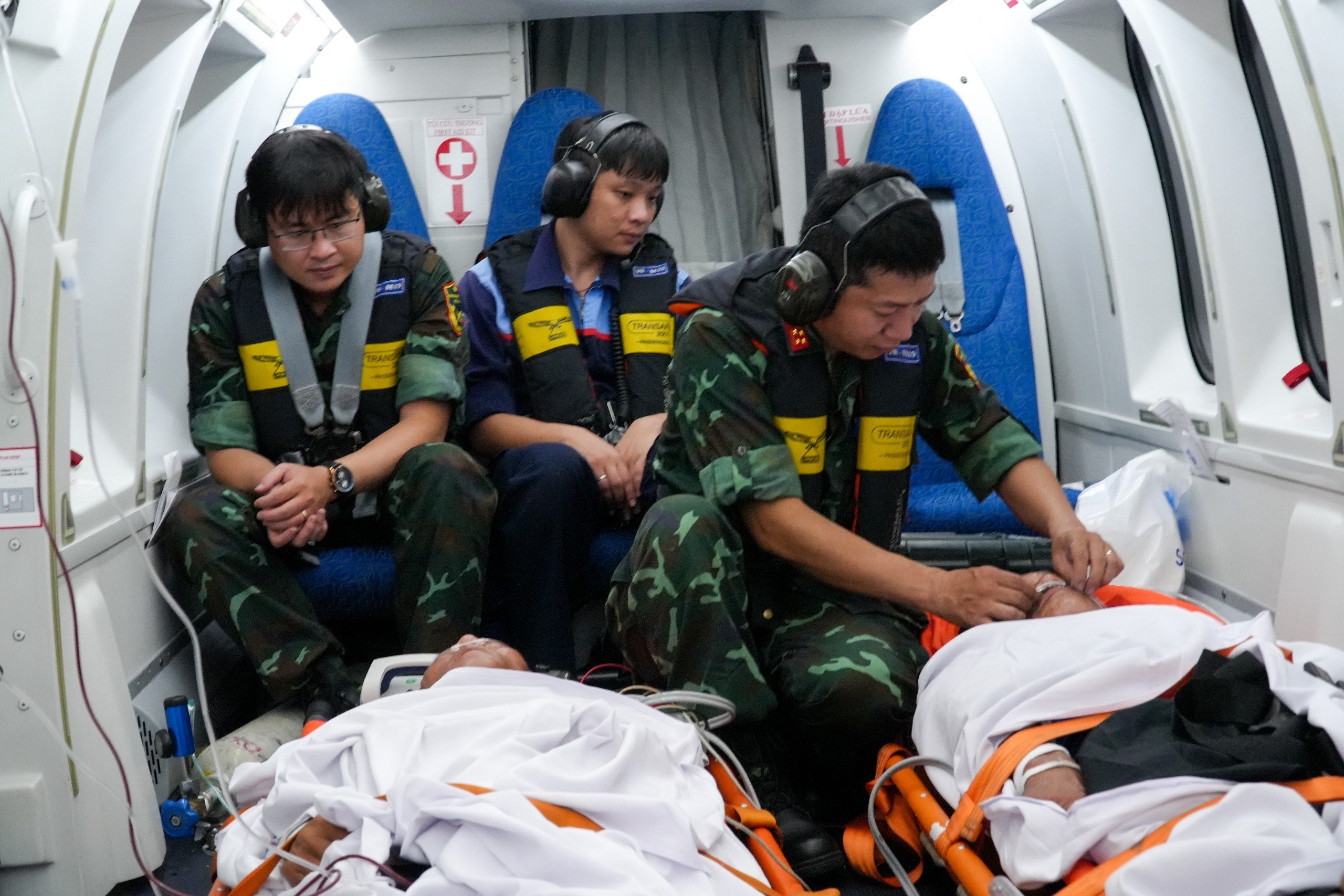 Ben trong truc thang cap cuu tai TP.HCM hinh anh