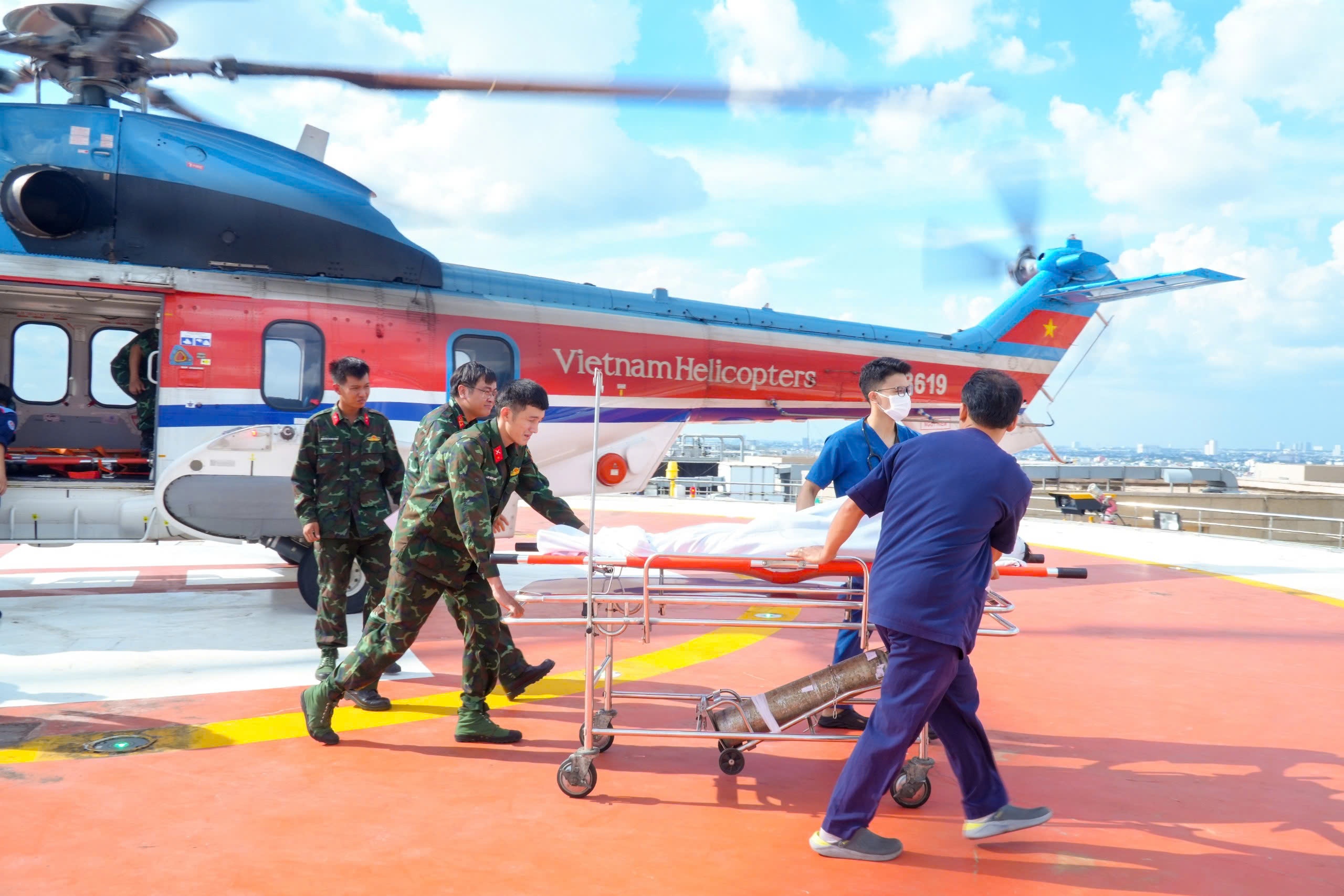 Can canh truc thang dua benh nhan tu Truong Sa ve TP.HCM hinh anh