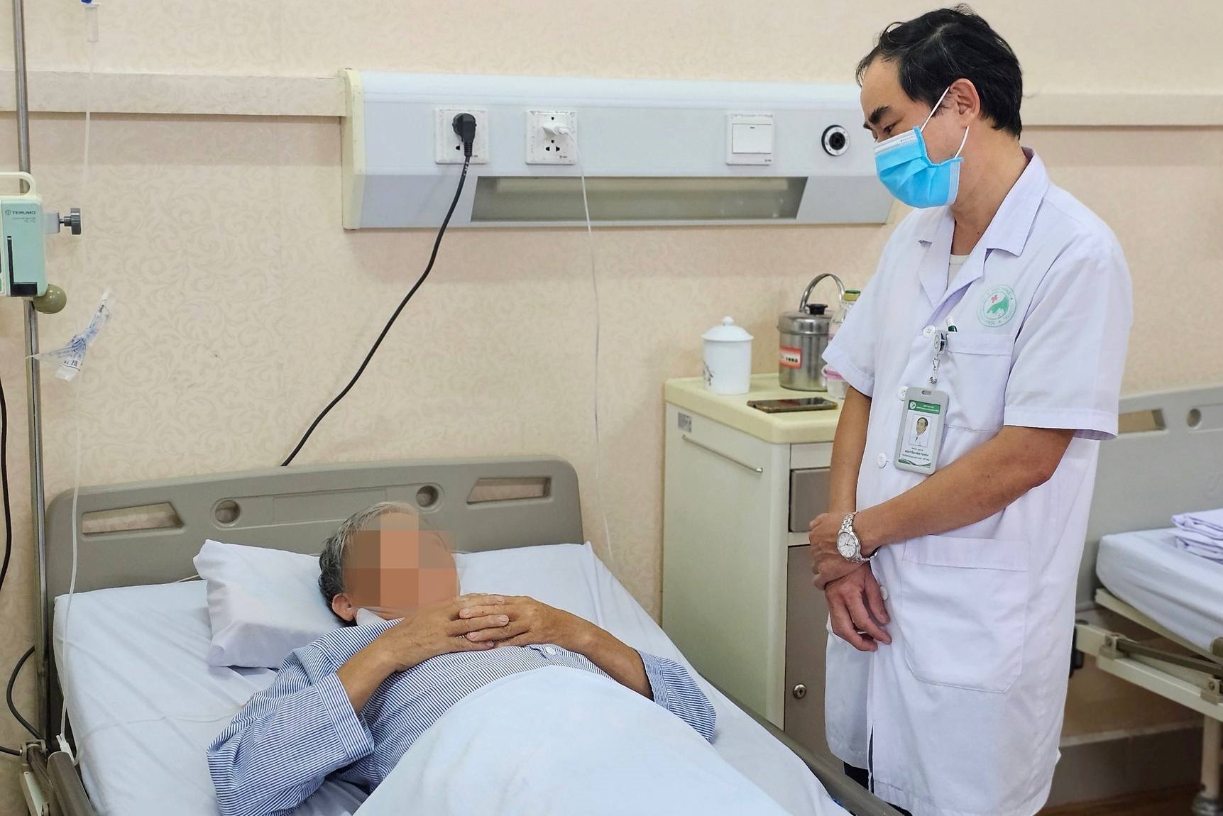 Suy than cap vi mot sai lam khi uong nuoc hinh anh