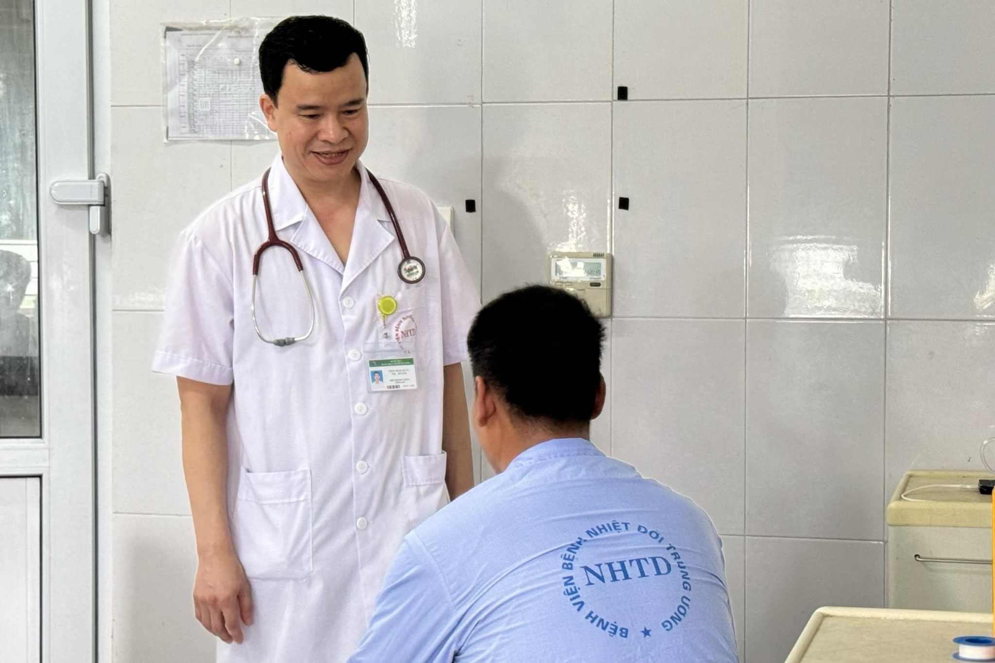 Te bao gan bi huy hoai vi dung thuoc khong ro nguon goc hinh anh