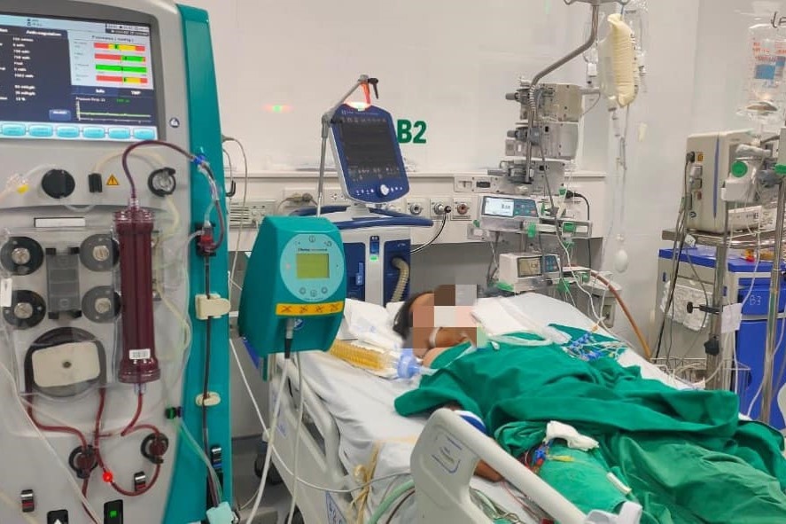 Be gai nguy kich vi bi ong mat dot hinh anh