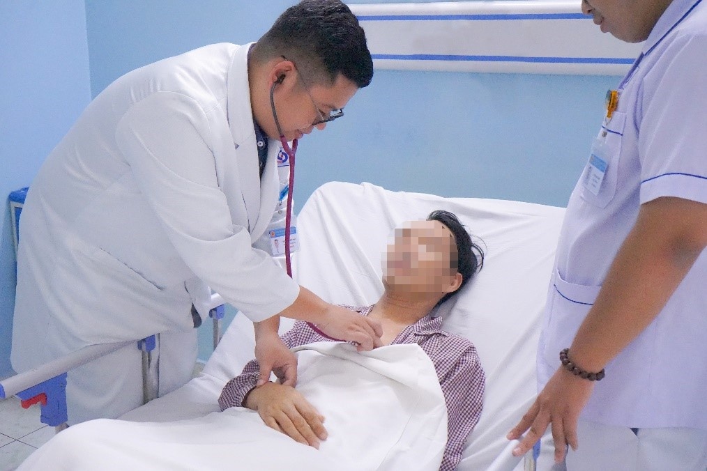 Bat ngo dot tu khi dang uong ca phe hinh anh